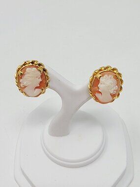 Vintage Rainbow Cameo Screw Back Earrings Gold Tone Pink Shell Lady